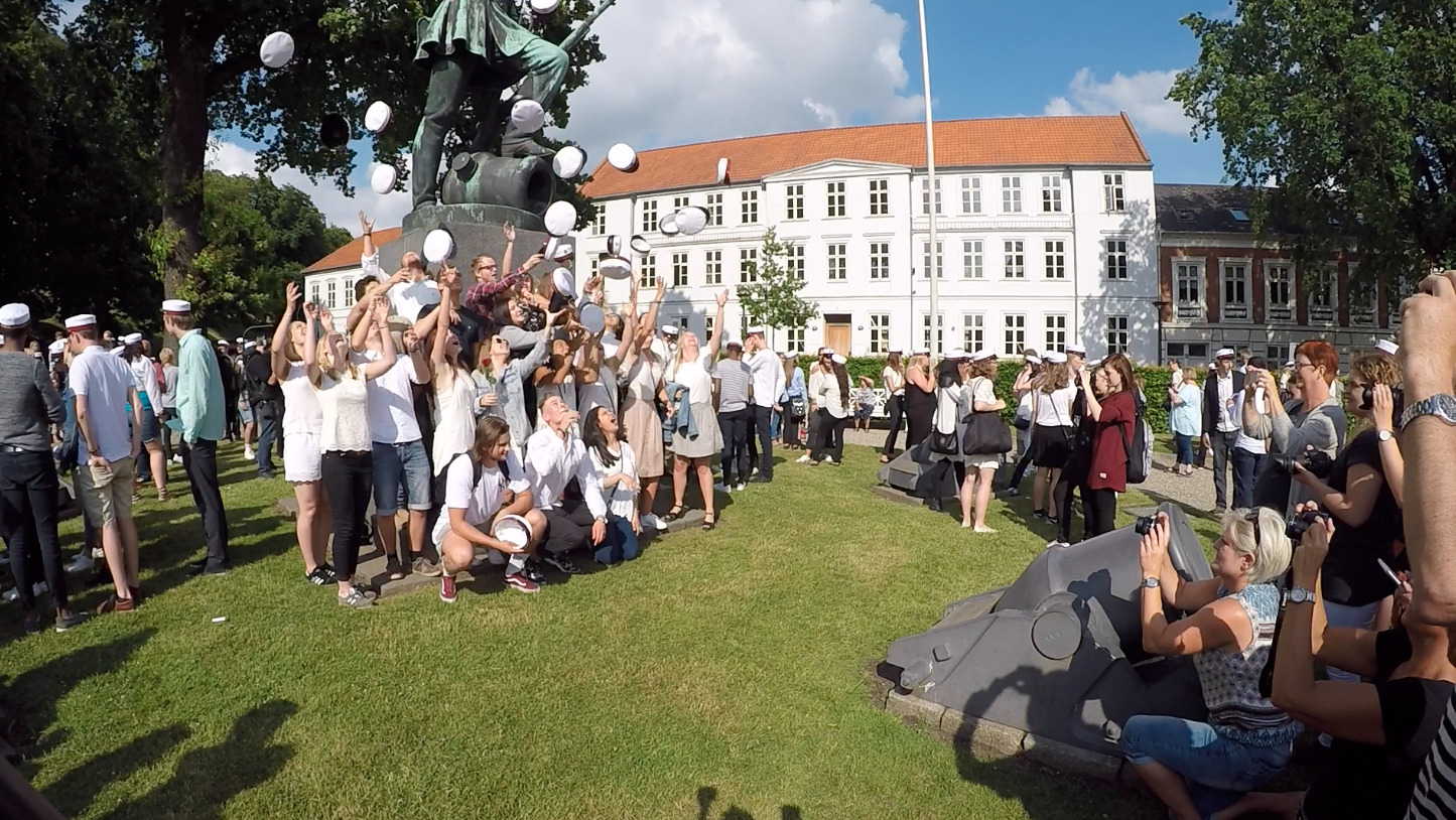 Se årets studenterdans om landsoldaten, DIREKTE på TV og facebook