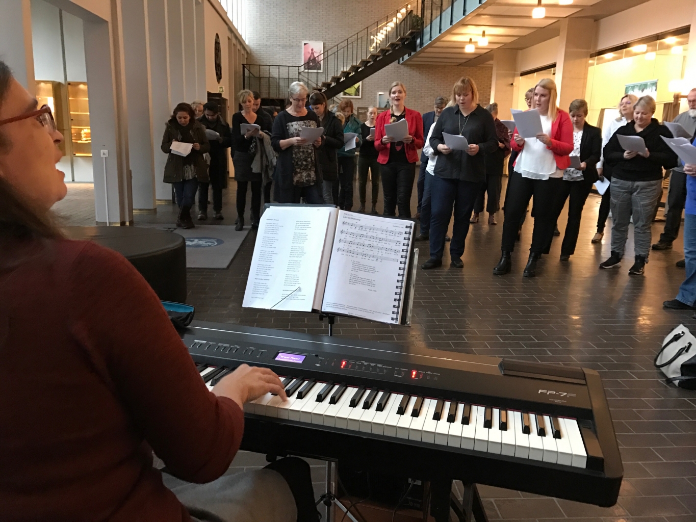 Glædelig 1. december! Borgere sang julemåneden ind i rådhusforhallen