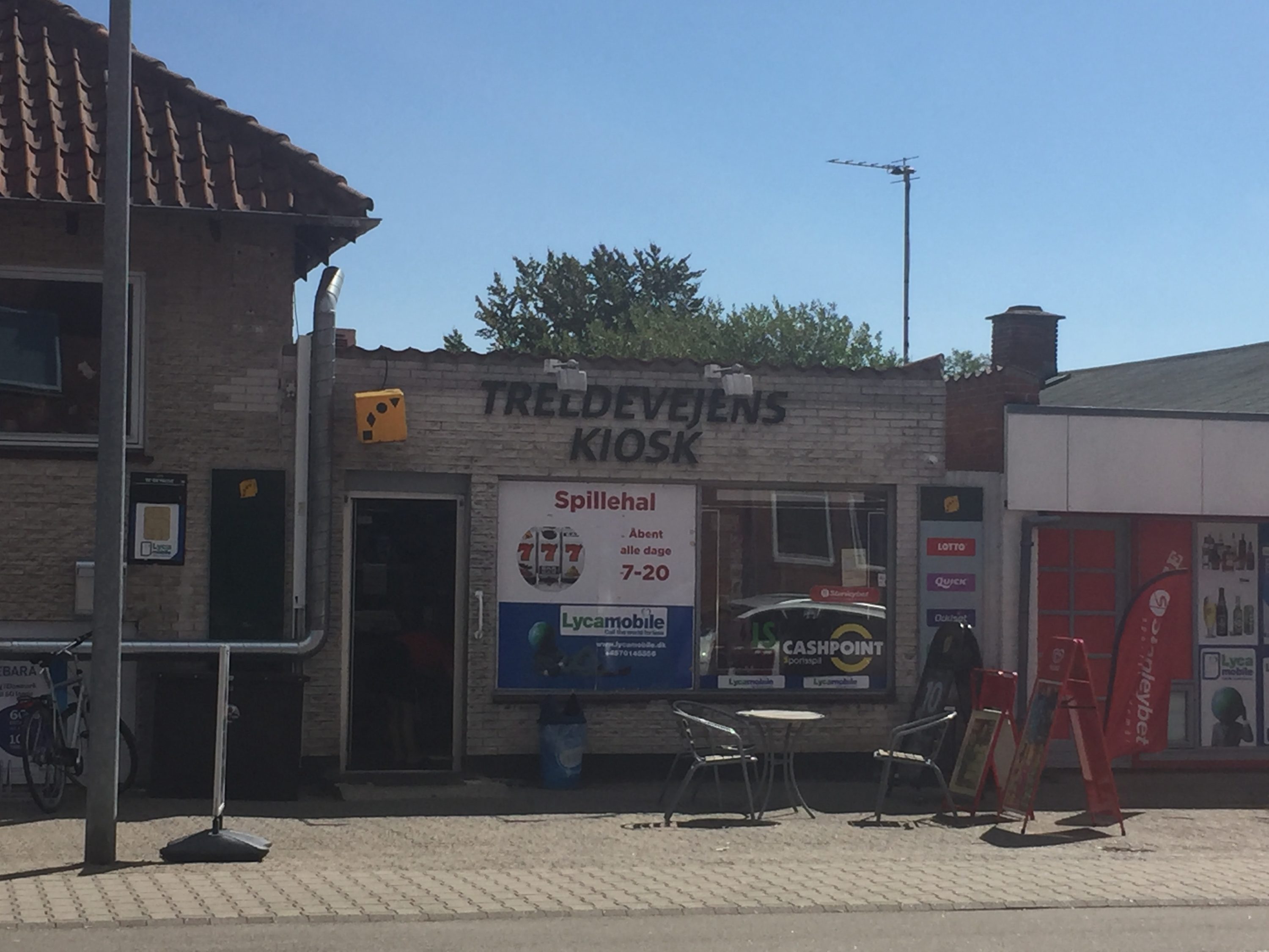 17-ÅRIG ANHOLDT OG SIGTET FOR KIOSKRØVERI MED KNIV