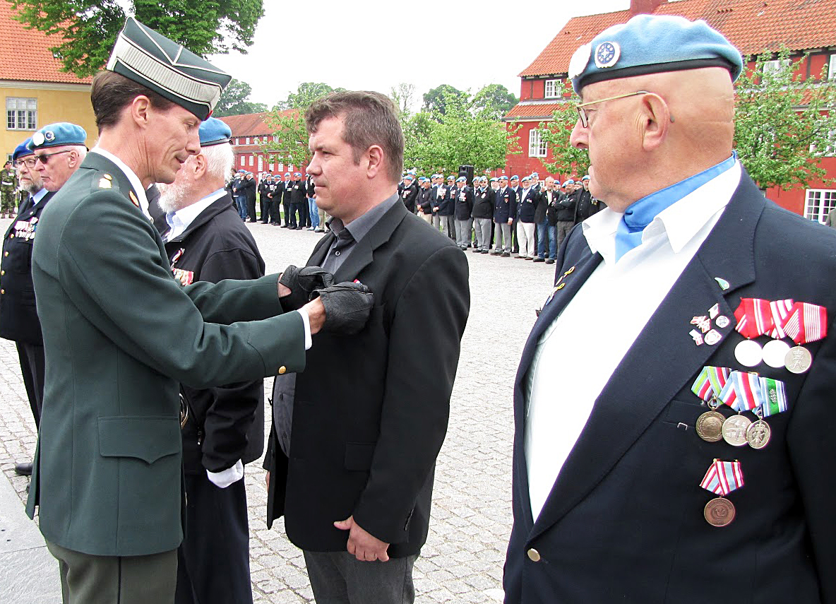 H.K.H. PRINS JOACHIM UDDELER MEDALJER TIL VETERANER