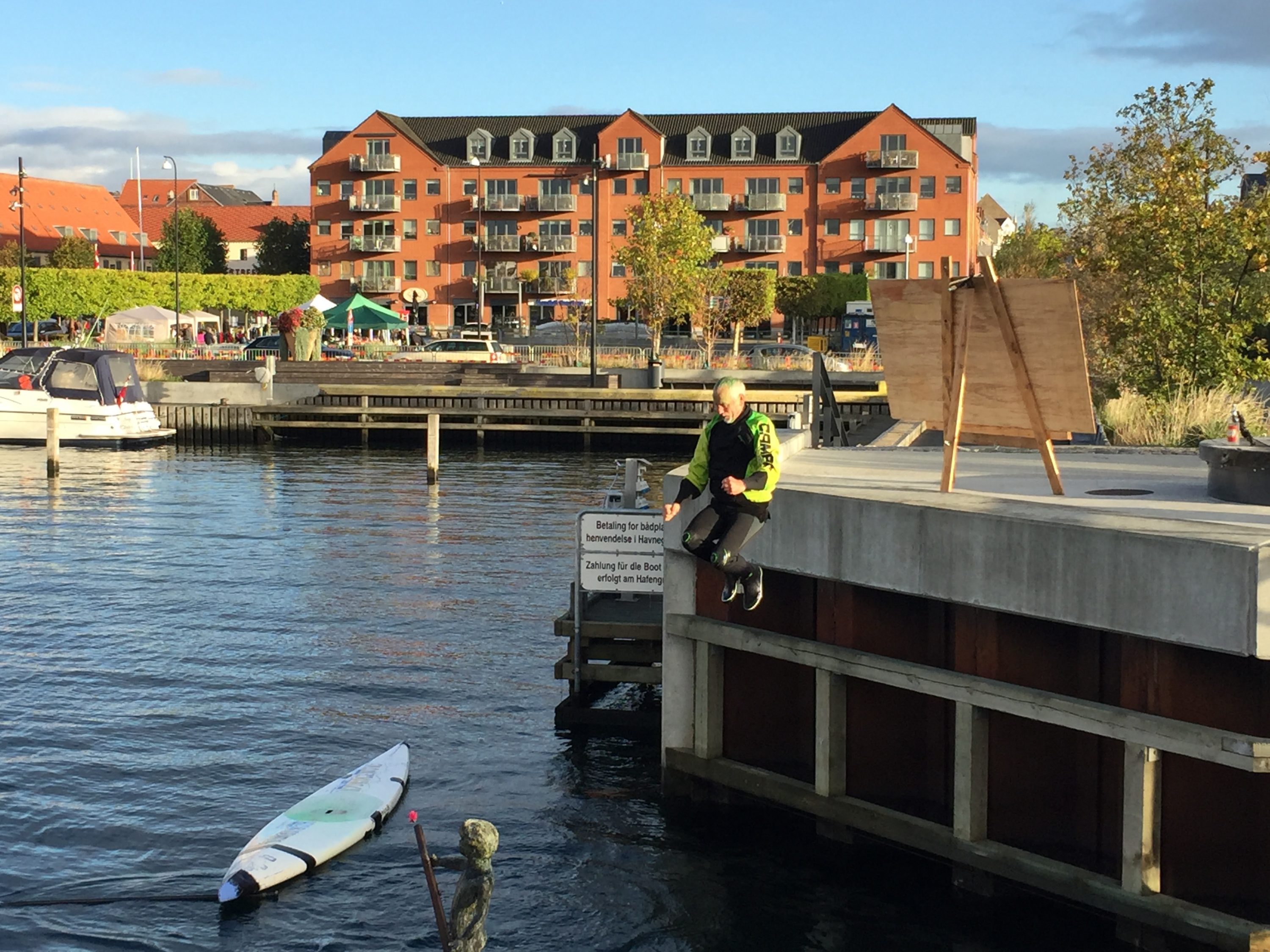 SE VIDEO : NYT KRYDSTOGTSKIB I FREDERICIA – KUNSTNER MALEDE BUDSKAB PÅ BOVEN AF VIKING SKY