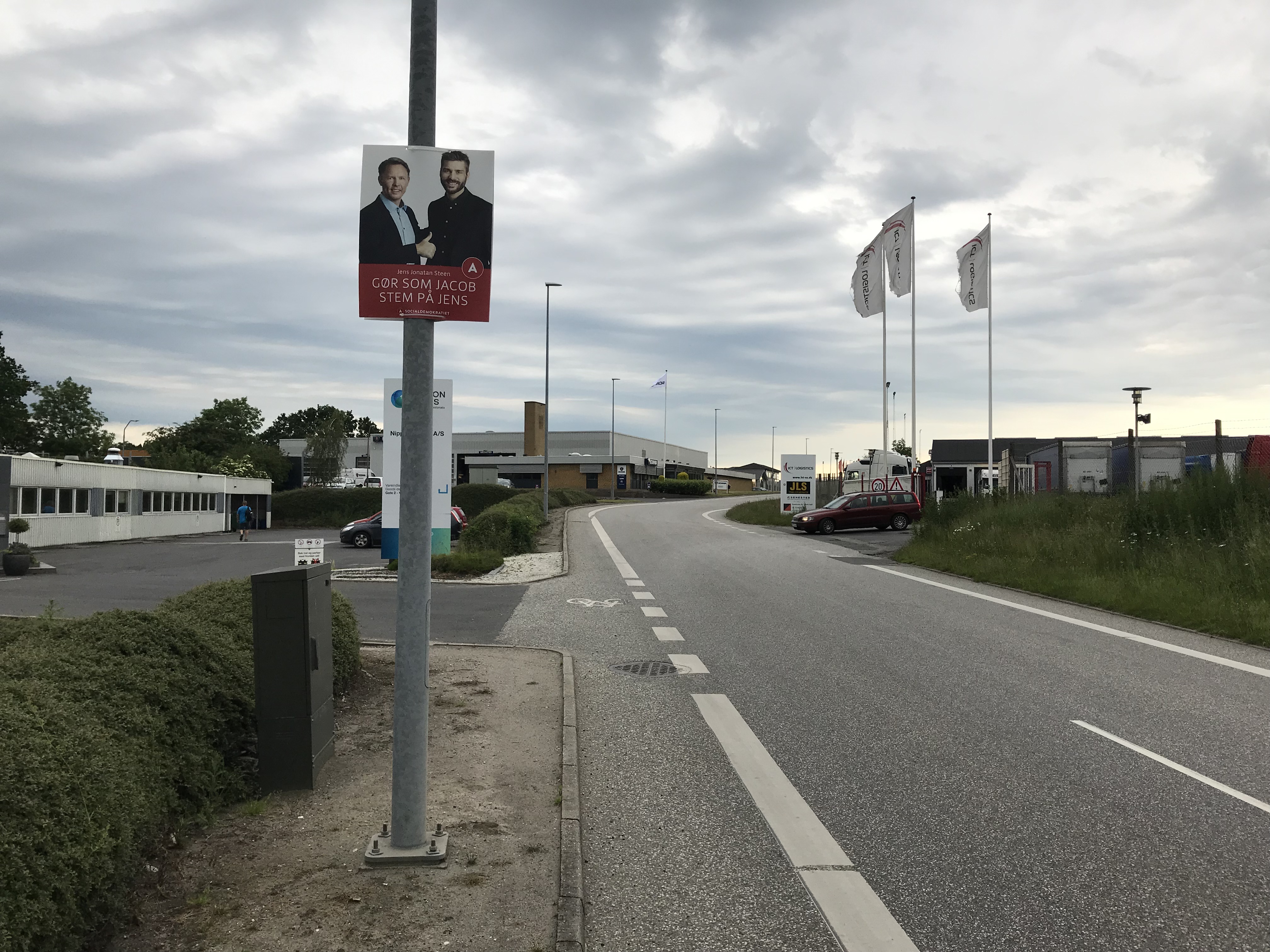 IKKE ALLE VALGPLAKATER BLEV NEDTAGET I TIDE