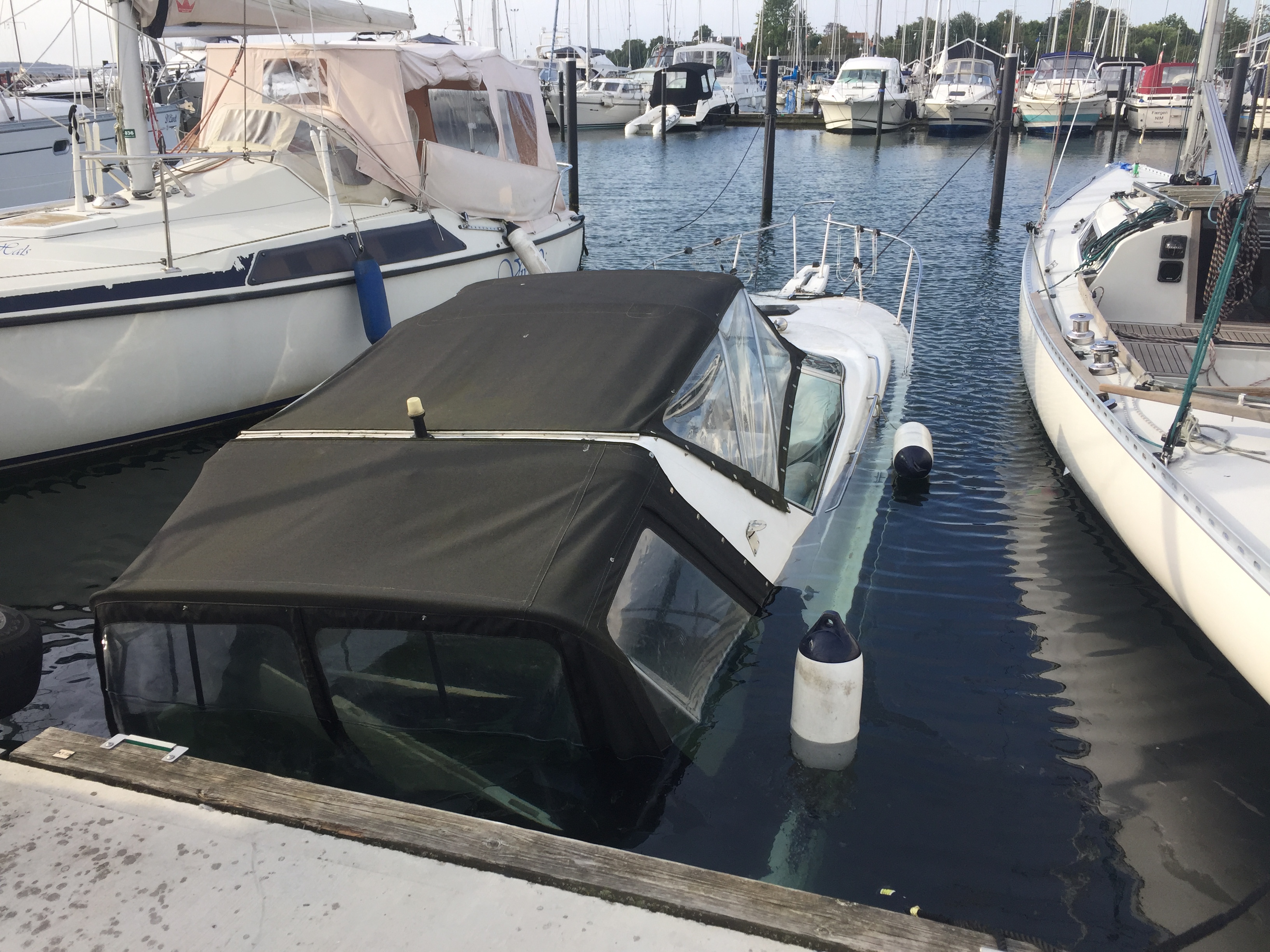 MOTORBÅD SUNKET I LYSTBÅDHAVN – LÆKKER OLIE
