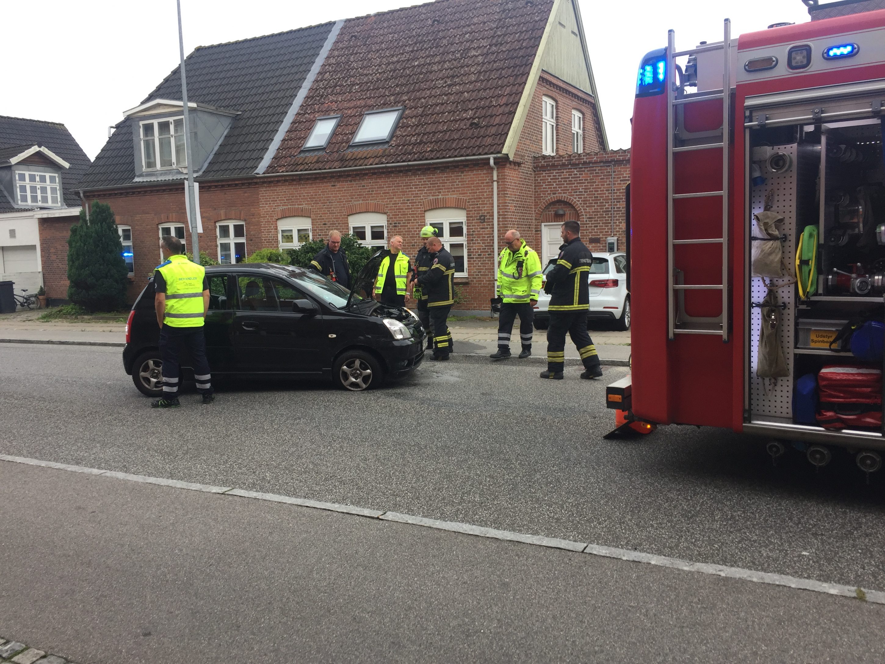 FÆRDSELSUHELD : PERSONBIL MED FAMILIE ENDTE PÅ TAGET