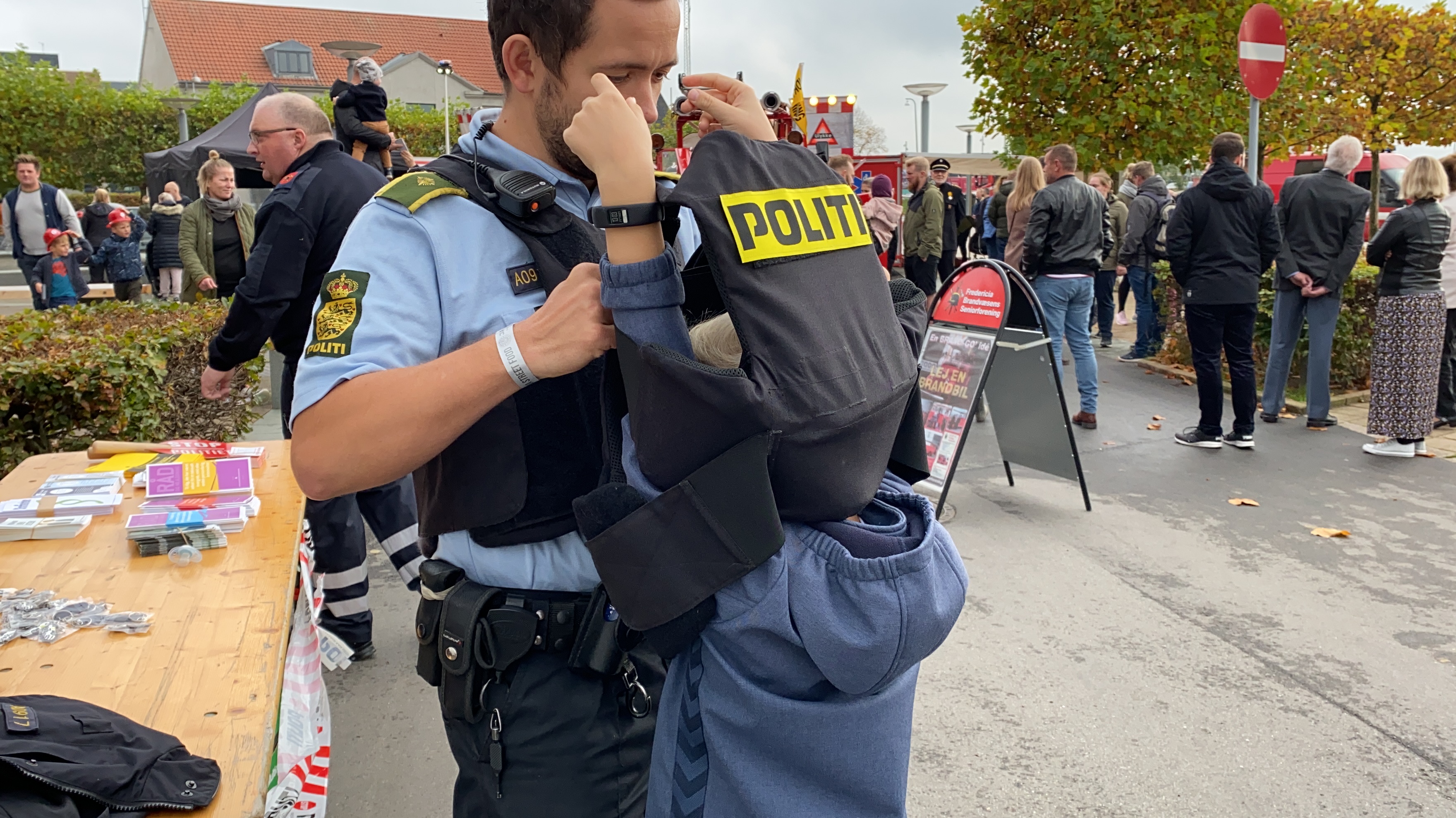 112 DAG IFØRT SKUDSIKKER VEST OG BRANDSLUKNING DanmarkC TV