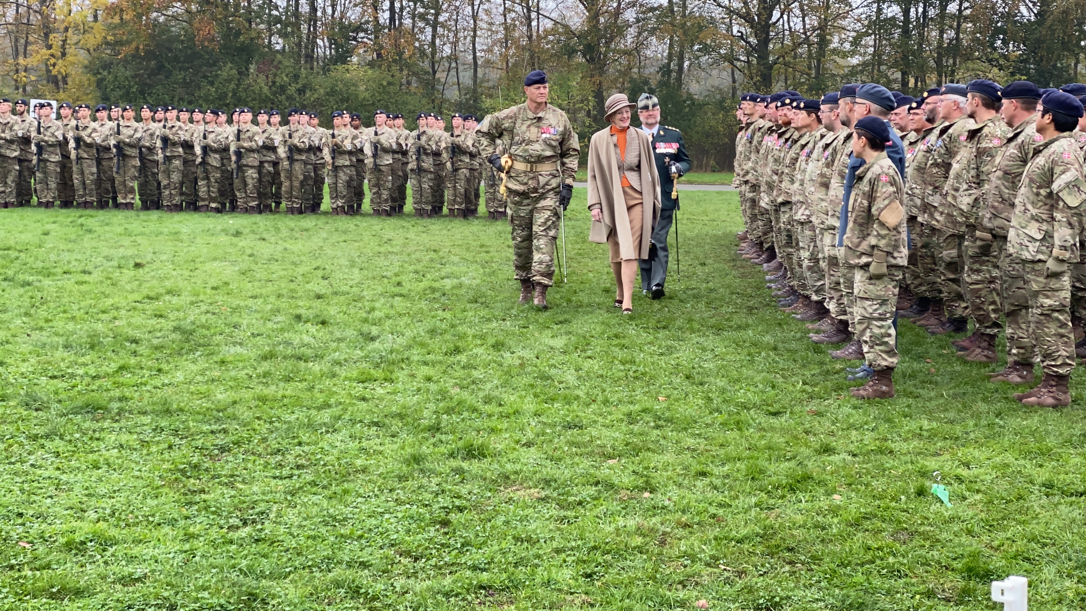 SE VIDEO: H.M. DRONNINGEN OVERRAKTE NY FANE TIL FØRINGSSTØTTEREGIMENTET