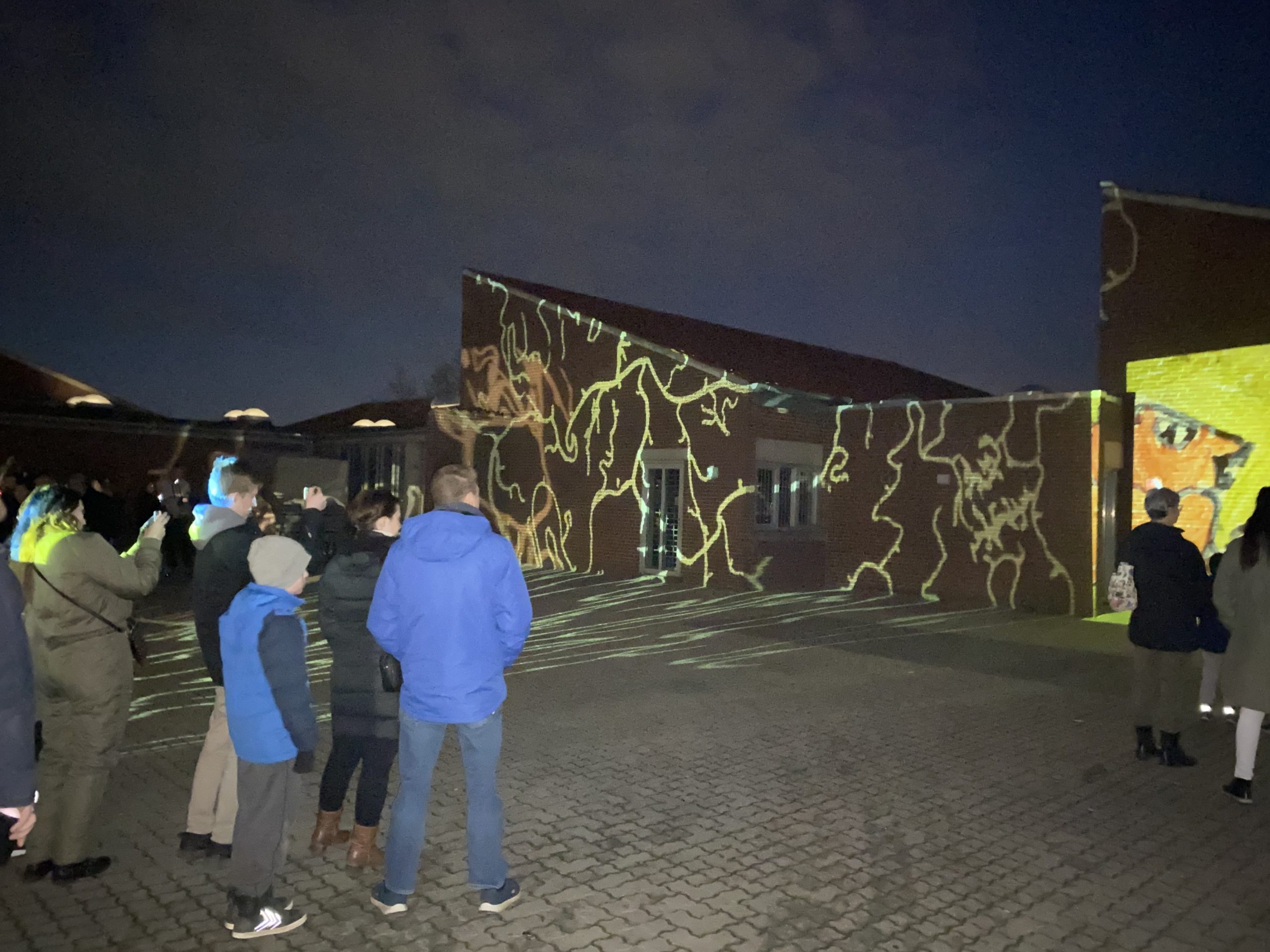 Elevers tegninger blev til lys i mørket