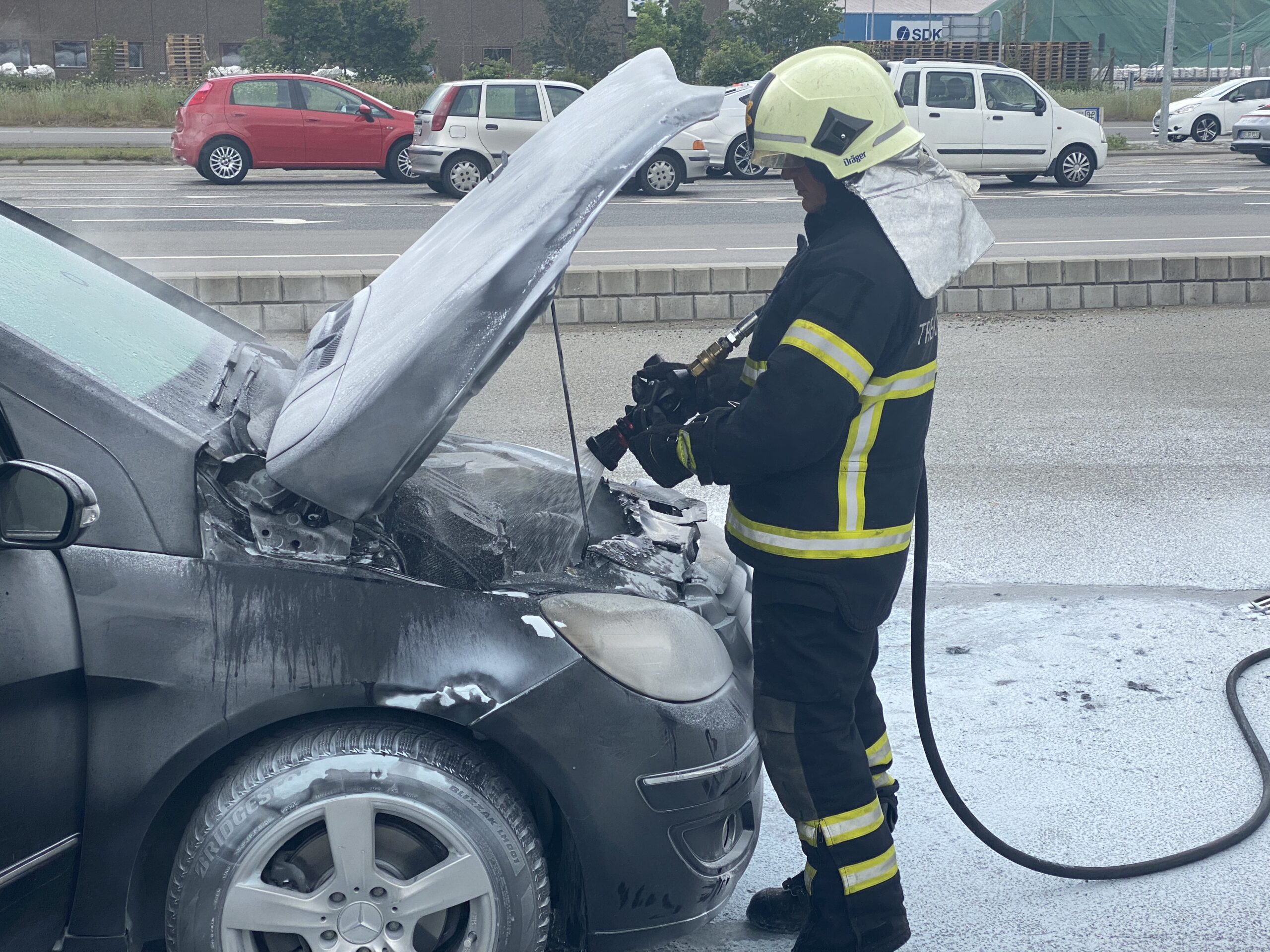 Se tv-indslag: Bilbrand ved tankstation på Strandvejen