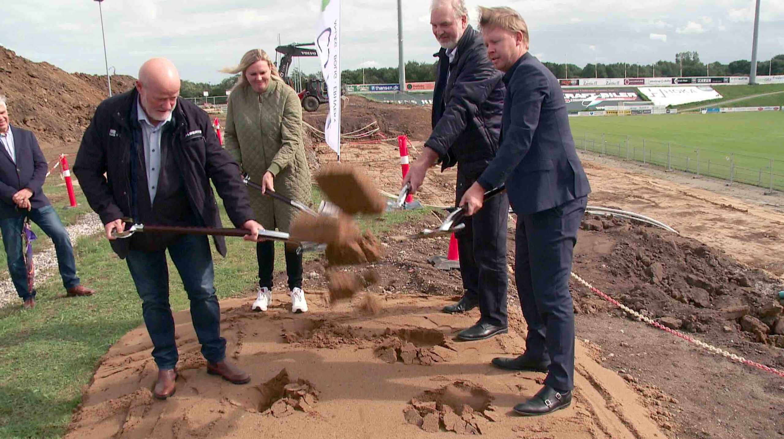 SE VIDEO : Første spadestik til den nye tilskuertribune på Monjasa Park