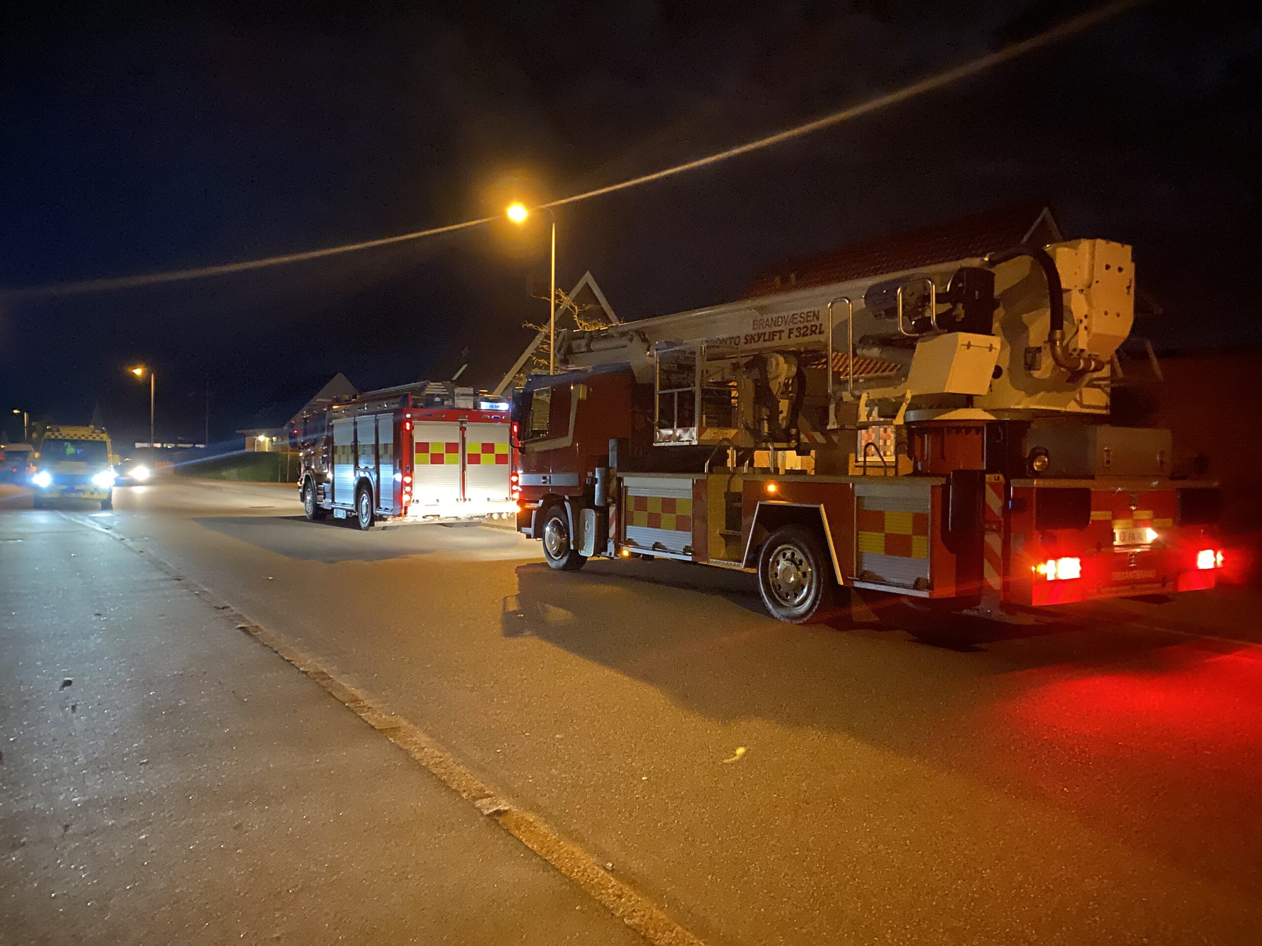 Brandvæsnet, læge og ambulance holder standby ved 6.Julivej