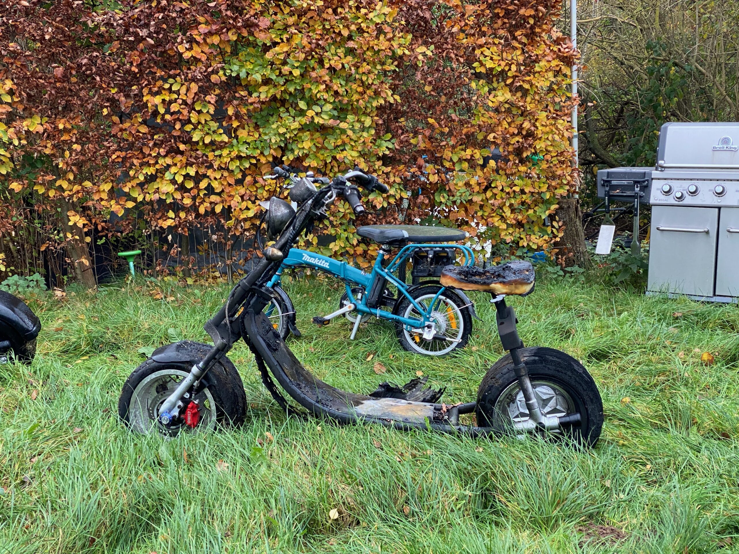 Ild i el-scooter i Trelde