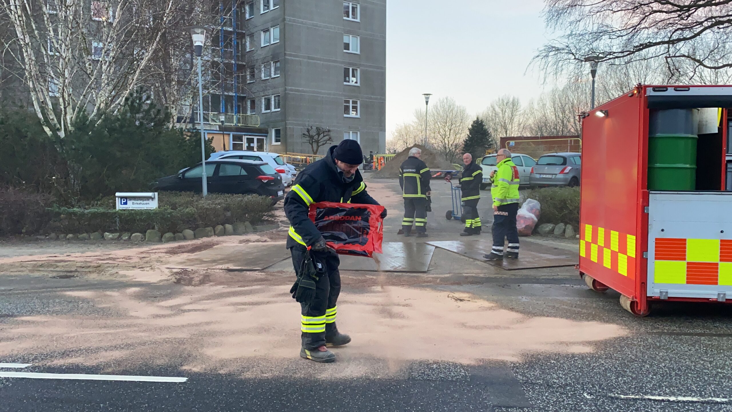 Lastbil smed litervis af hydraulikolie