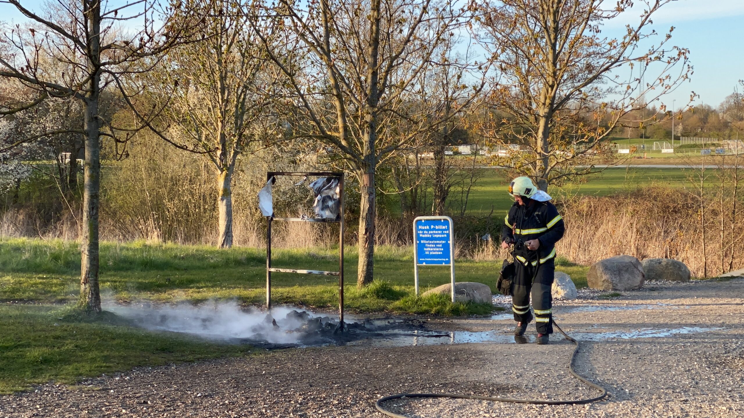 Ild i skraldespand ved Madsby Legepark