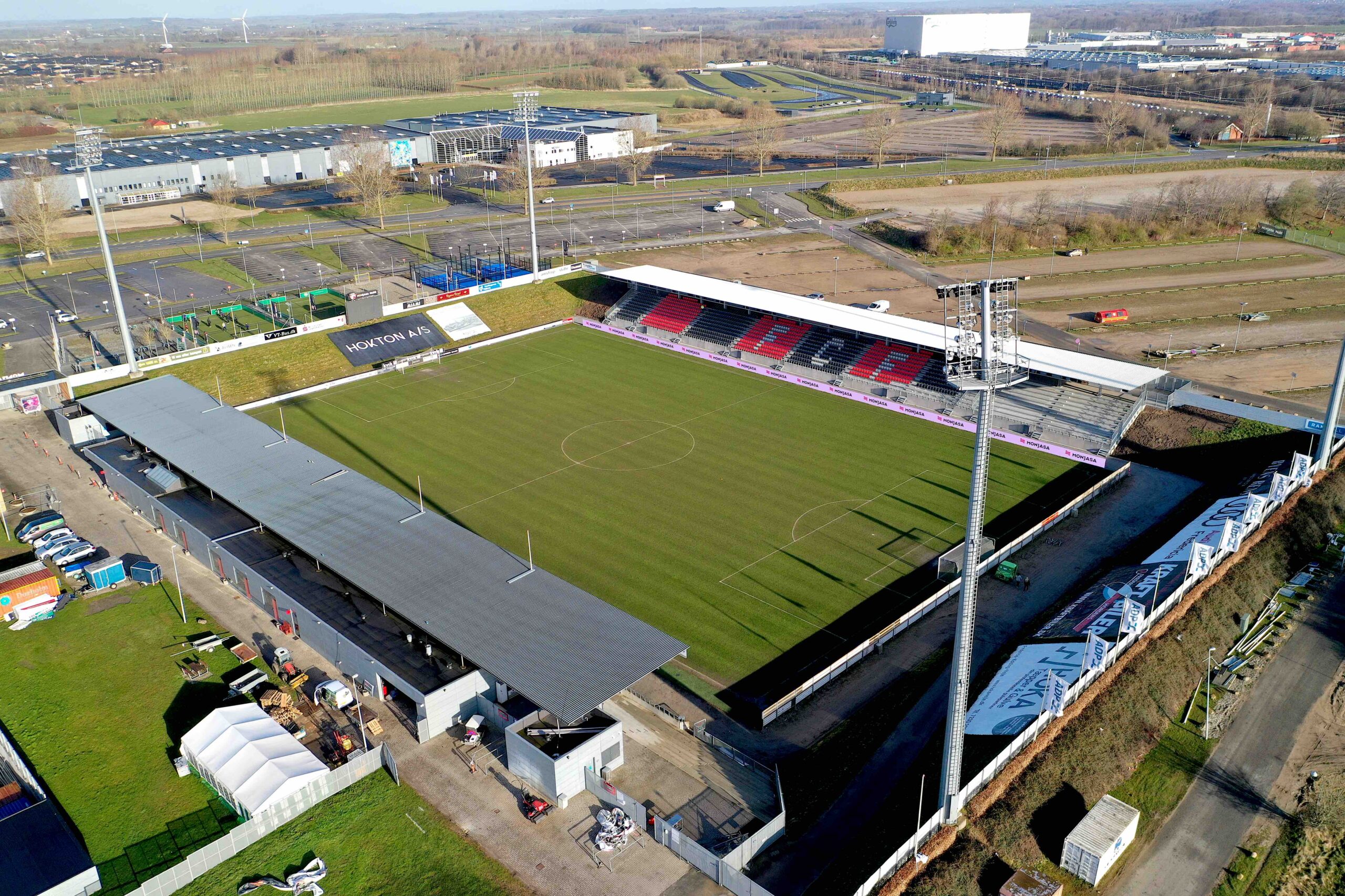 Den nye tribune står klar til kamp på Monjasa Park