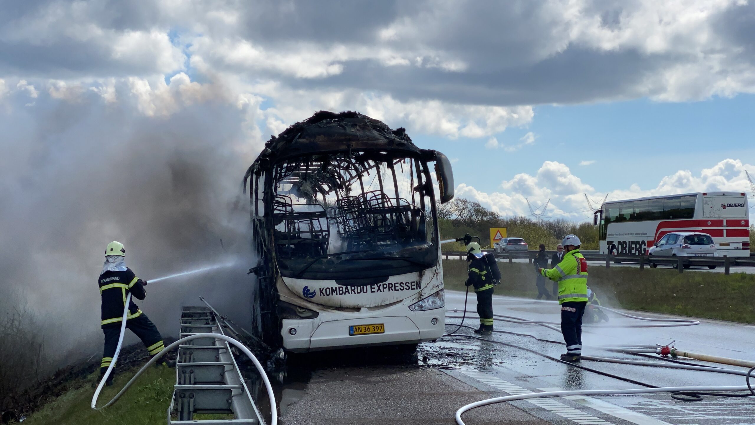 Se Tv-indslag: Voldsom brand i turistbus ved motorvejsafkørsel i Taulov