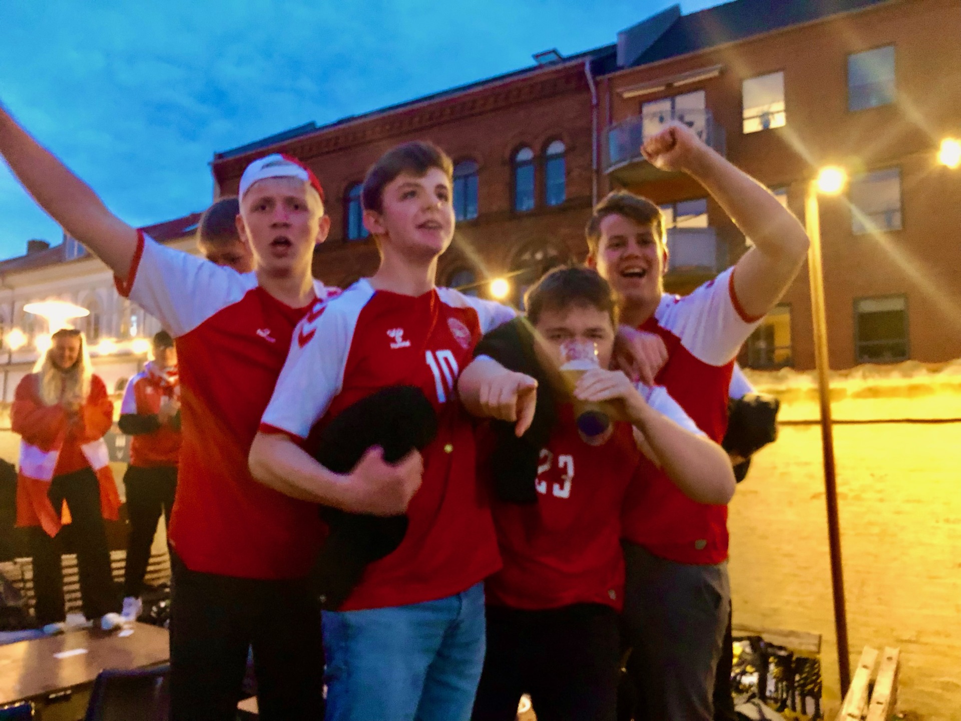 Der blev heppet og sunget i Fredericia : Danmark fik støtte til storsejr over Rusland