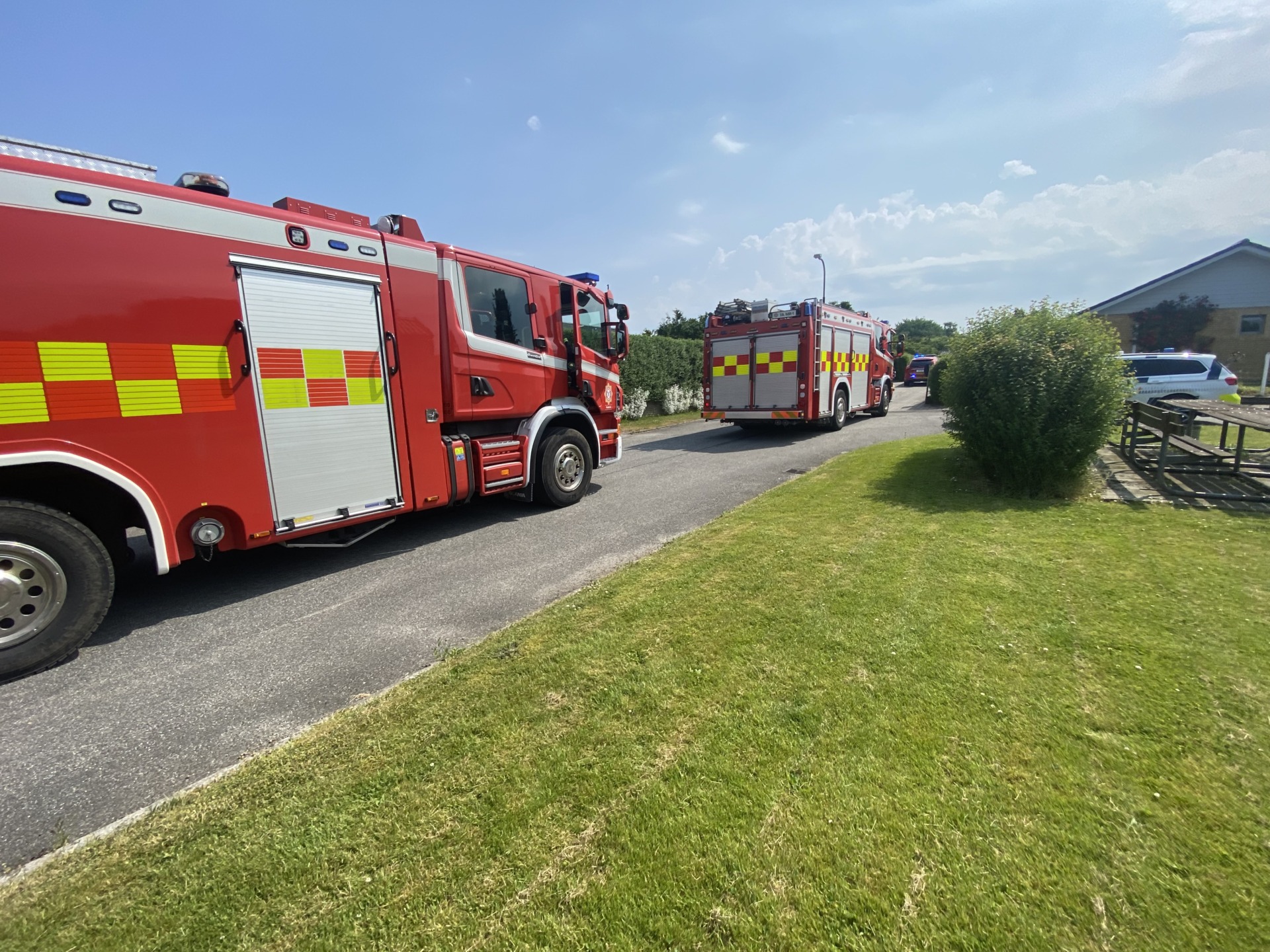 Melding om brand i villa – Ukrudtsbrænder satte fut i thujabusk