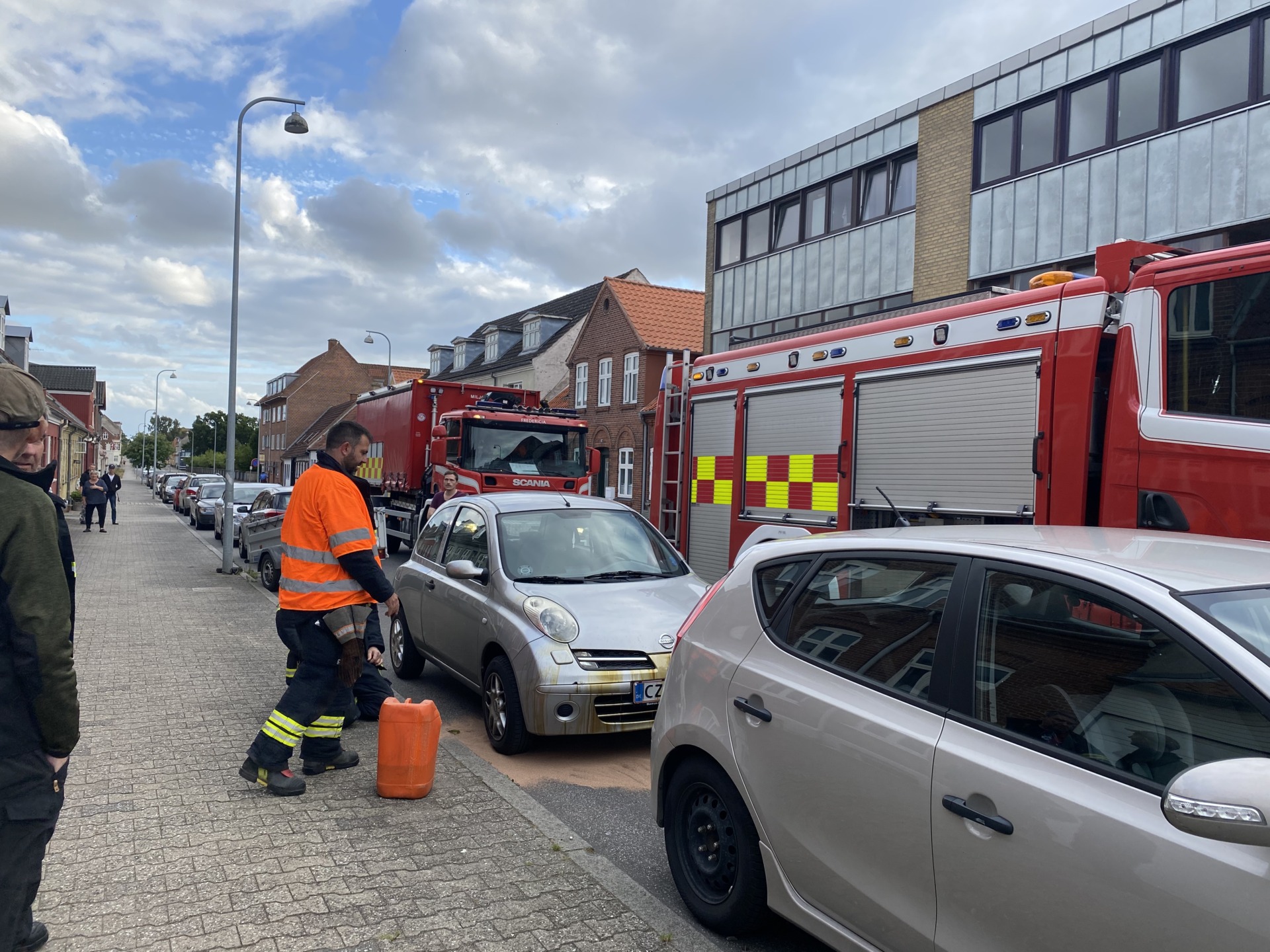 112: Bil spildte olie i Dronningensgade