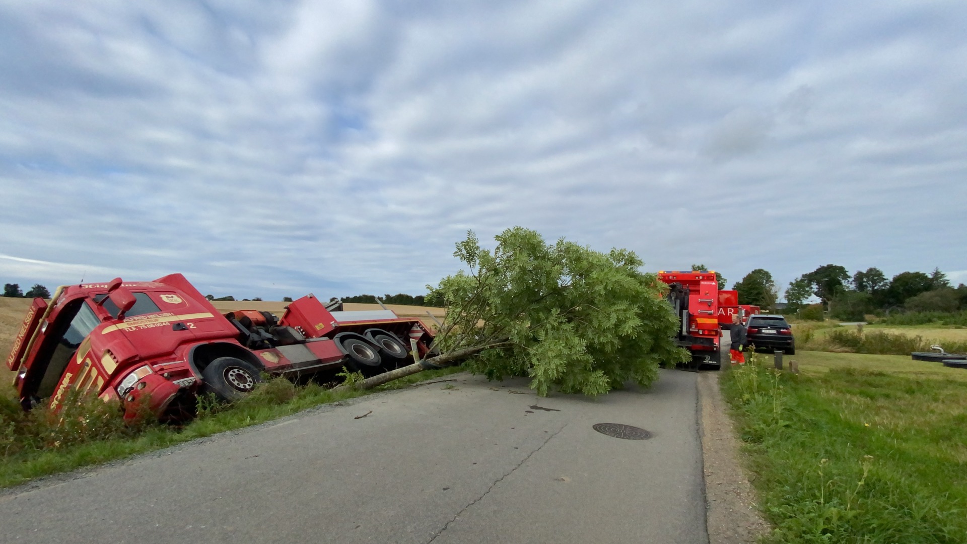 Lastbil kørt i grøften ved Tiufkær